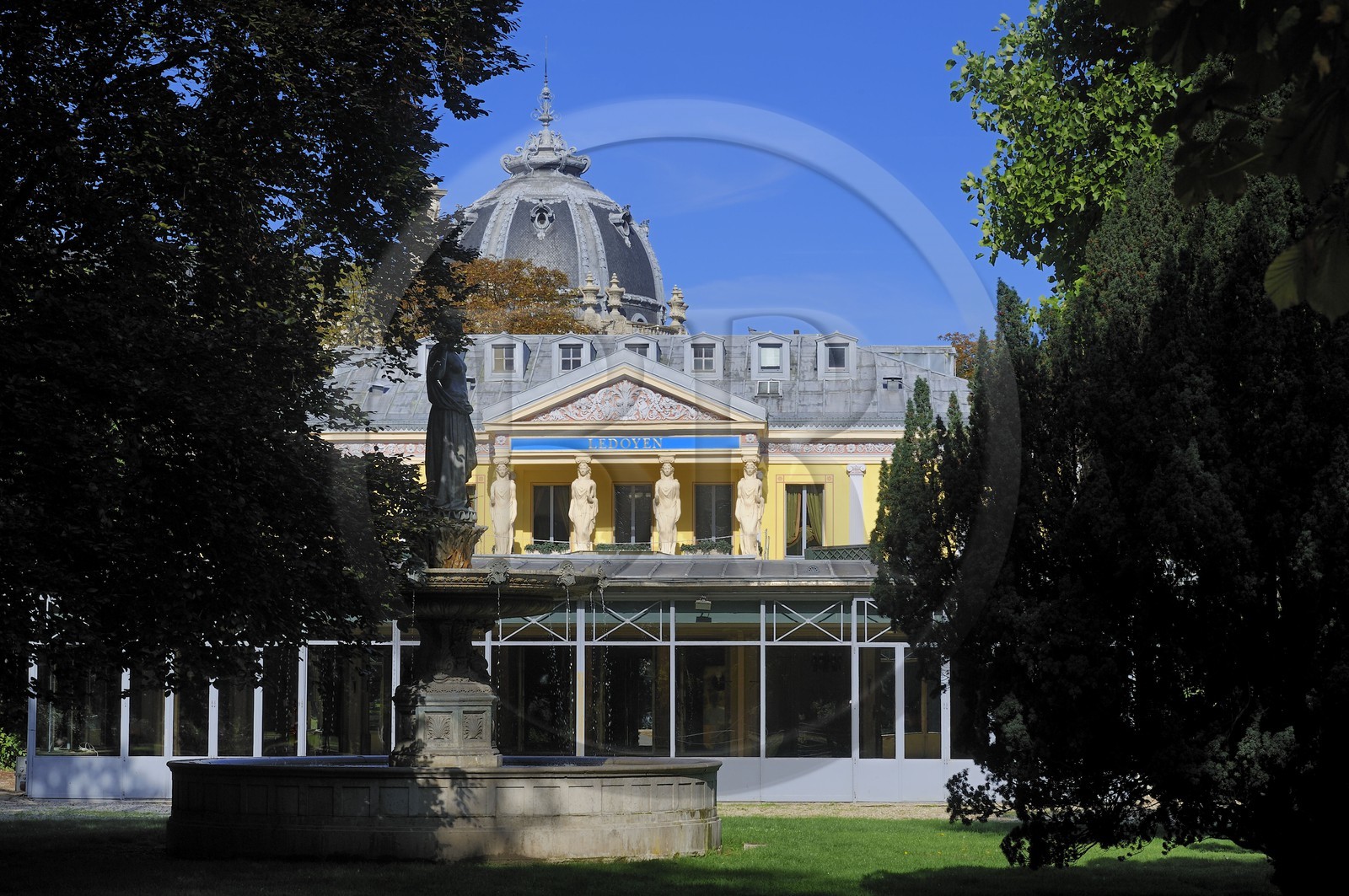 France, Paris (75), façade du Pavillon Ledoyen, restaurant gastronomique et toit du Petit Palais en arrière plan