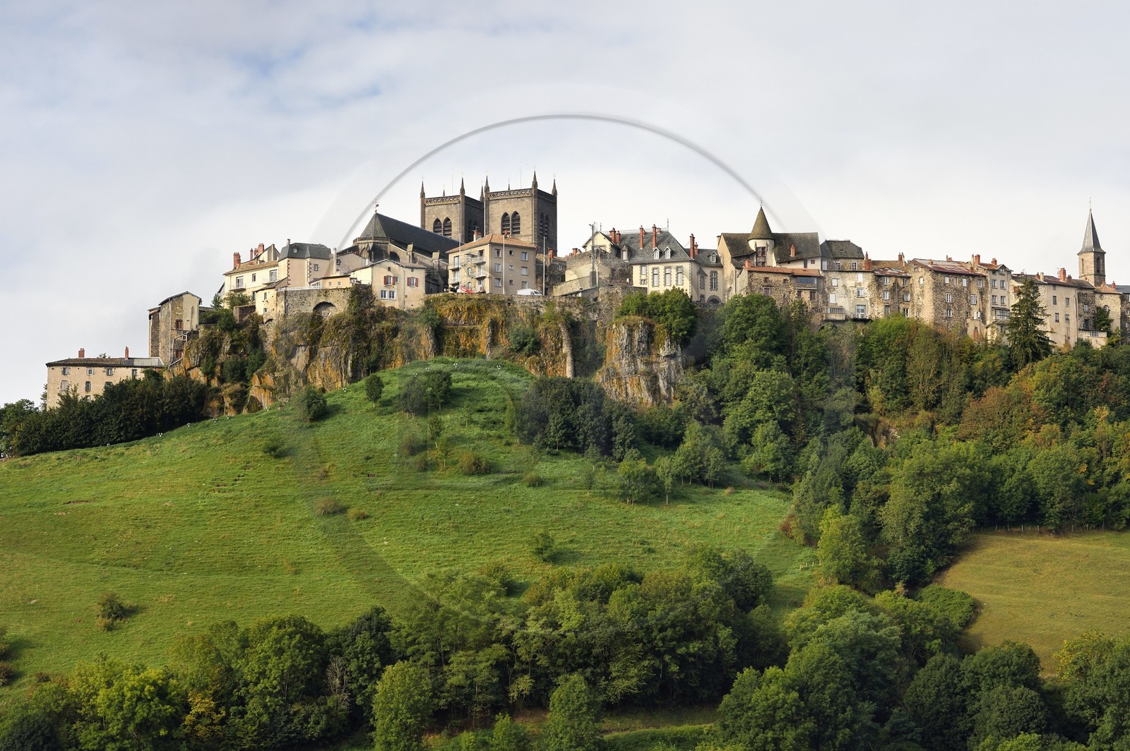 France, Cantal (15), Saint-Flour, la ville haute est située sur la Planèze, grand plateau volcanique du Cantal
