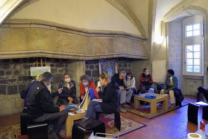 France, Haute-Loire (43), Le Puy-en-Velay, étape classée Patrimoine Mondial de l'UNESCO dans le cadre des chemins de Compostelle, Le Camino, espace muséographique consacré au chemin de Saint-Jacques de Compostelle, bénévoles aidant des pélerins à préparer leur marche