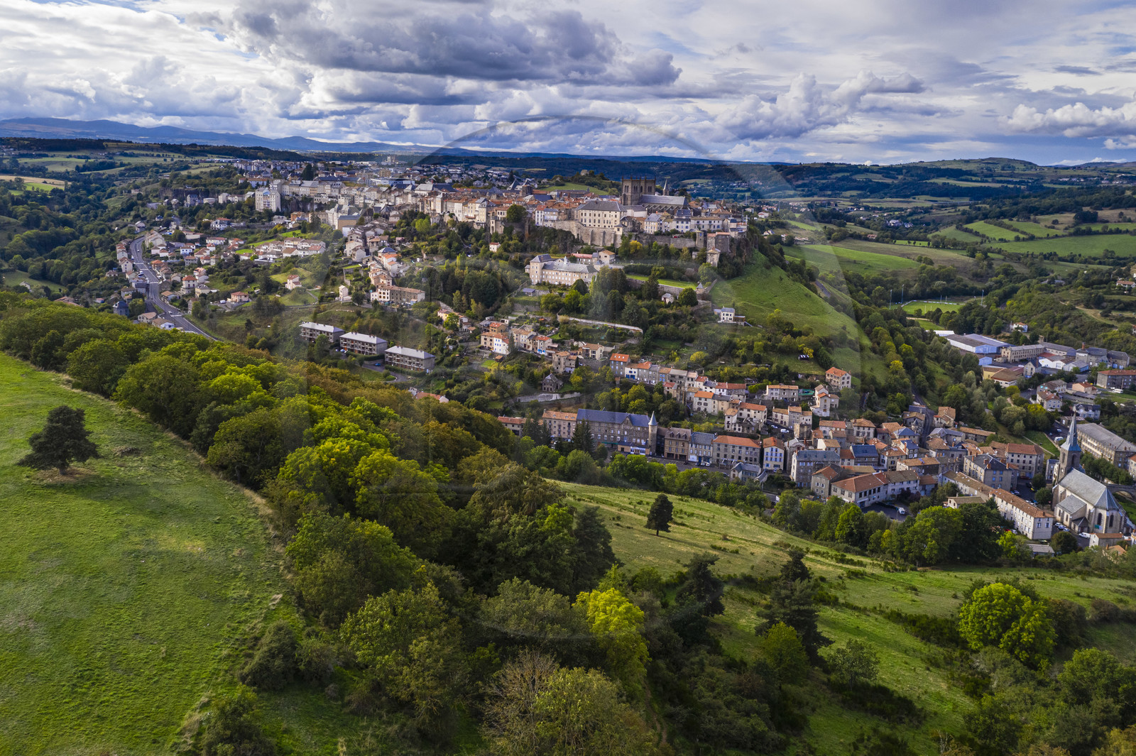France, Cantal (15), Saint-Flour, la ville haute est située à l'extrémité d’une coulée de lave formant la planèze, grand plateau volcanique du Cantal (vue aérienne)