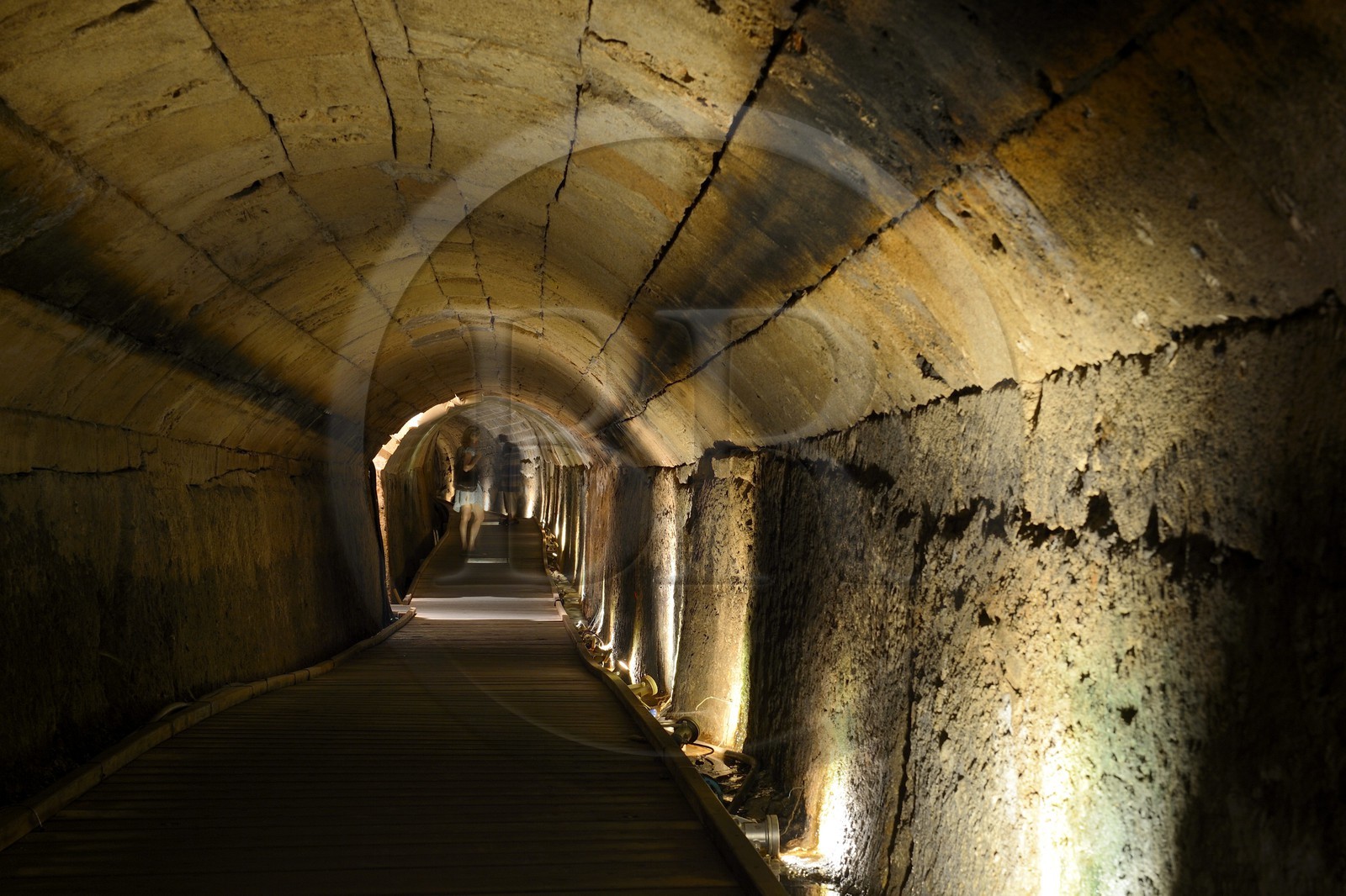 Israel, district Nord, Galilée, Acre (Akko), vieille ville, classée Patrimoine Mondial de l'UNESCO, le tunnel des Templiers long de 350 de long mène du Palais Templiers qui a été détruit en 1921 jusqu'au port d'Acre à l'est, il a été construit à la fin du 12ème siècle mais seulement découvert en 1994