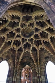 France, Bas-Rhin (67), Strasbourg, vieille ville classée au Patrimoine Mondial de l'UNESCO, la cathédrale Notre-Dame, voute du sommet de la tour octogonale