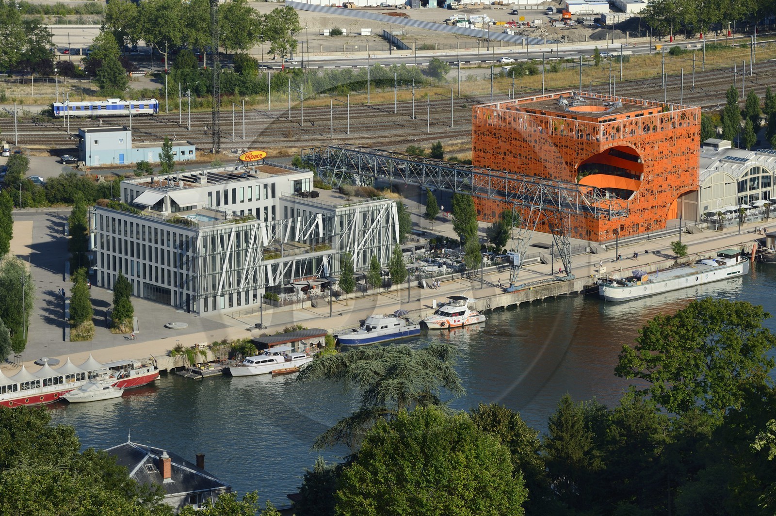 France, Rhône (69), Lyon, nouveau quartier de La Confluence au sud de la Presqu'île, Quai Rambaud, le Cube Orange imaginé par les architectes Dominique Jakob et Brendan MacFarlane et le siège de Radio Espace à gauche
