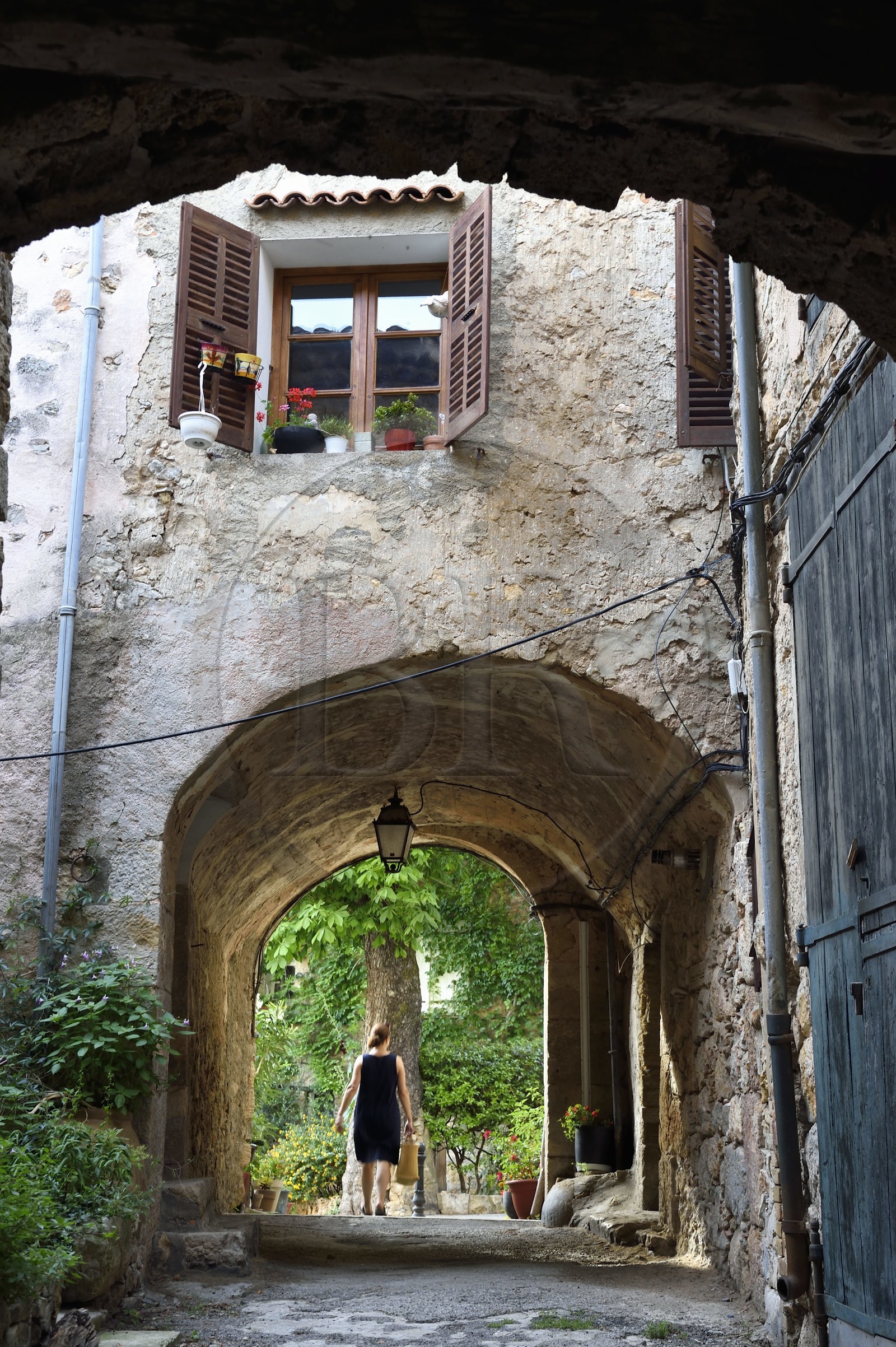 France, Var (83), La Dracénie, village de Châteaudouble, ruelle passant sous un porche qui était l'ancien accès principal du village