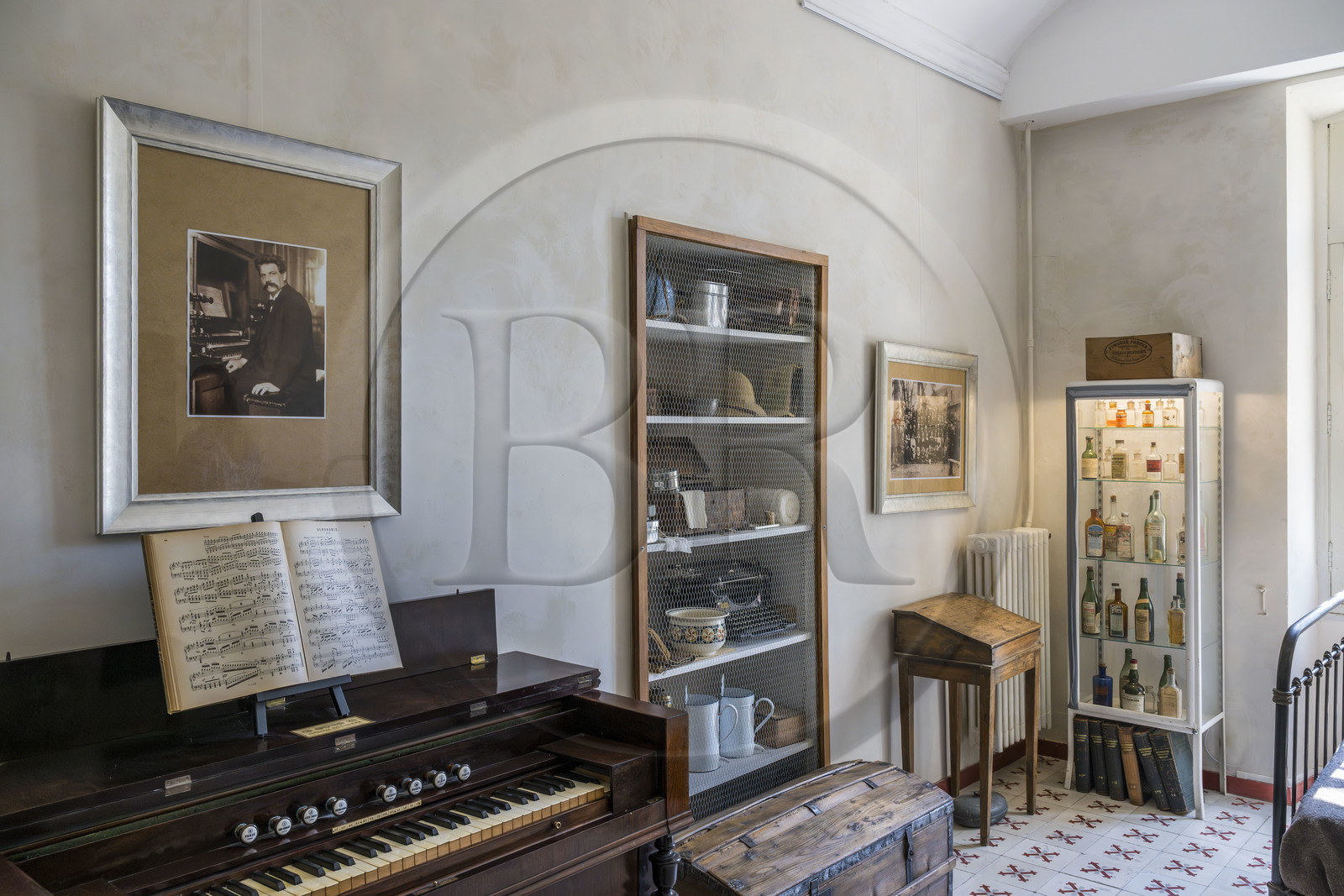 France, Bouches-du-Rhône (13), Parc Naturel Régional des Alpilles, Saint-Rémy-de-Provence, monastère Saint-Paul-de-Mausole, où Van Gogh fût interné en 1889-1890, chambre meublée du docteur Schweitzer et de sa femme, prisonniers politiques internés en 1918