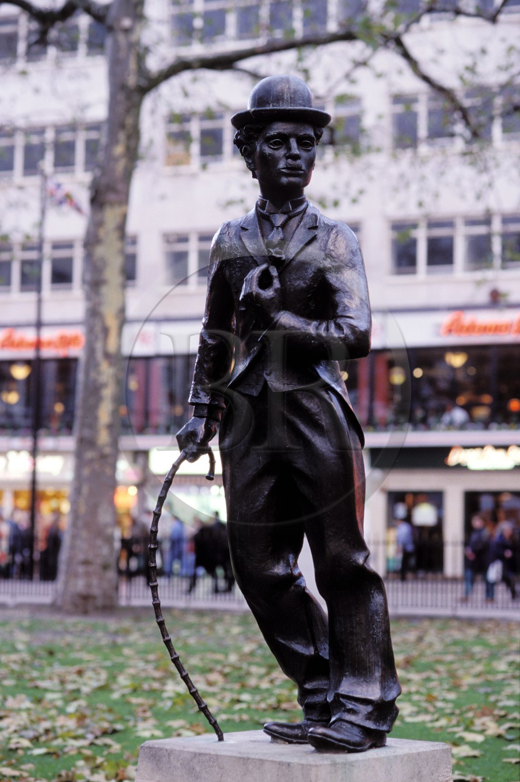 Royaume-Uni, Londres, statue de Charlie Chaplin à Leicester Square