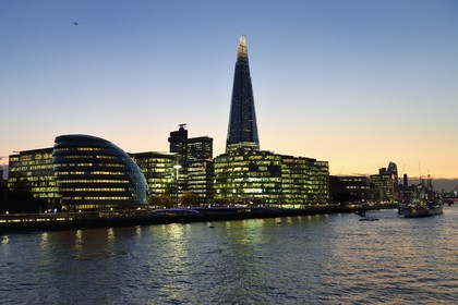 Royaume-Uni, Londres, district de Southwark, quartier de London Bridge, l'hotel de ville de l'architecte Norman Foster, More London Development et la Shard London Bridge Tower de l'architecte Renzo Piano, la plus grande tour de Londres