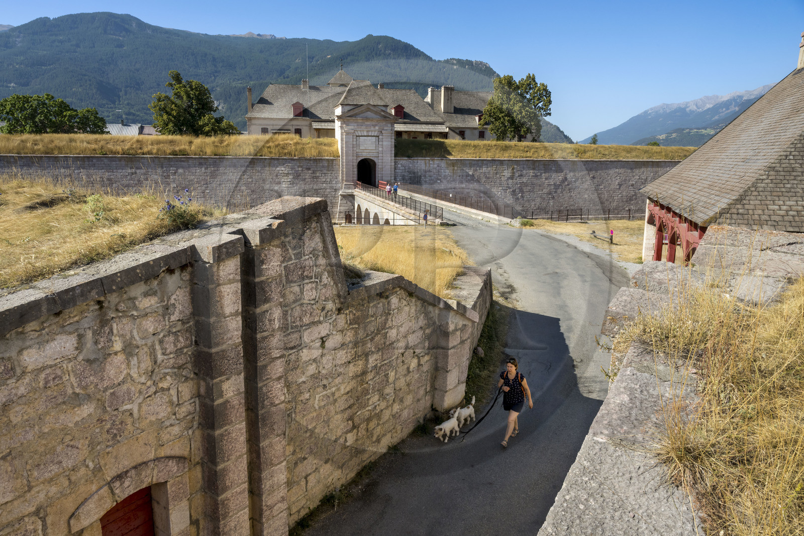 France, Hautes Alpes (05), Mont-Dauphin, citadelle édifiée par Vauban, classée Patrimoine Mondial de l'UNESCO, la Porte de Briançon