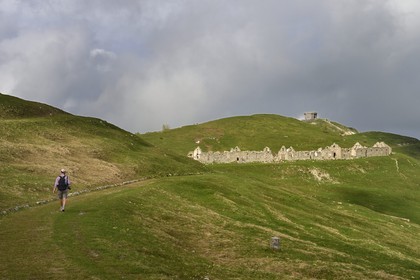 France, Alpes-Maritimes (06), parc national du Mercantour, région de La Bollène-Vésubie, le massif de l’Authion, les casernements de la redoute des Trois Communes (2 080 m)