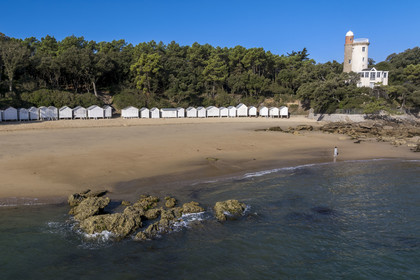 France, Vendée (85), Ile de Noirmoutier, Noirmoutier-en-l'Ile, le Bois de la Chaise, la plage de l'Anse Rouge et ses cabines de plage en bois, dominée par la Tour Plantier (vue aérienne)
