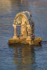 France, Côtes-d'Armor (22), Côte de Granit Rose, Perros-Guirec, Ploumanac'h, oratoire de Saint-Guirec sur la plage Saint-Guirec à marée haute