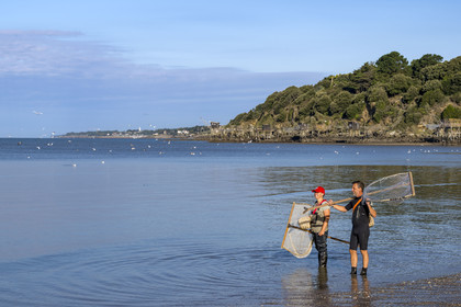 France, Loire-Atlantique (44), Baie de Bourgneuf, Pornic, cabanes de pêche traditionnelle au carrelet en bordure de la plage de Crêve-coeur à La Bernerie-en-Retz, Sedrine et Fred font de la peche à pied de crevettes à l'épuisette