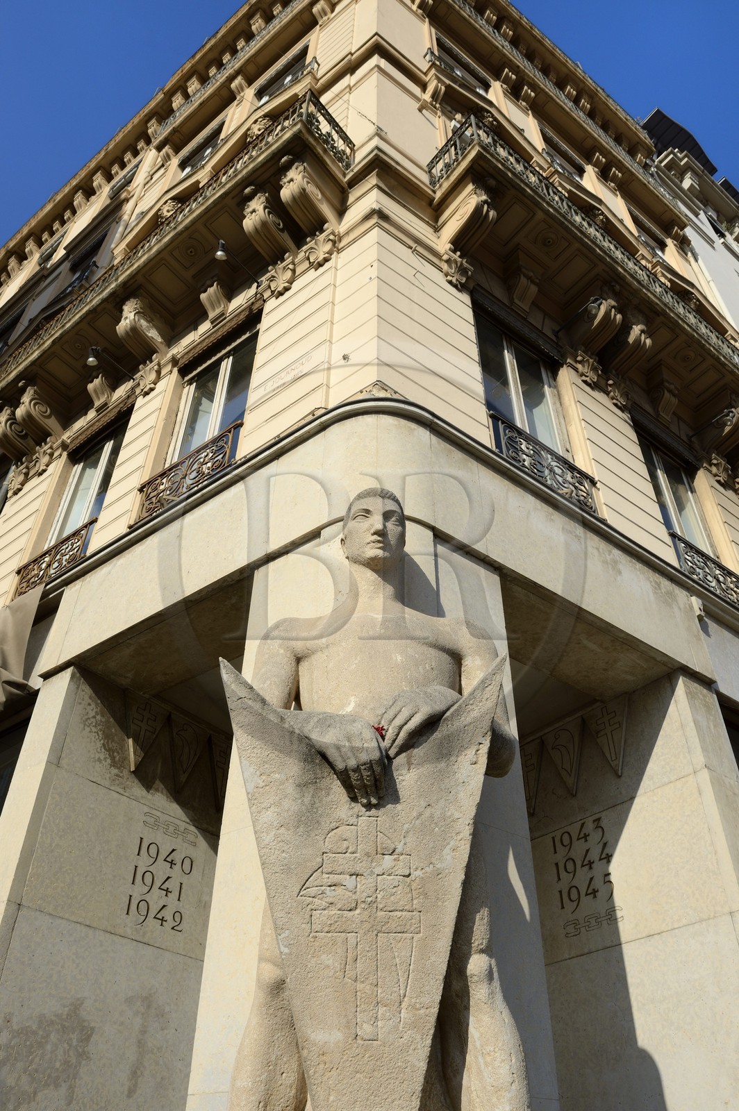France, Rhône (69), Lyon, site historique classé Patrimoine Mondial de l'UNESCO, monument à la mémoire des martyrs, cinq résistants ont été exécutés par l’armée allemande à l’angle de la rue Gasparin et de la place Bellecour le 27 juillet 1944, on peut lire Passant va dire au monde qu'ils sont morts pour la liberté
