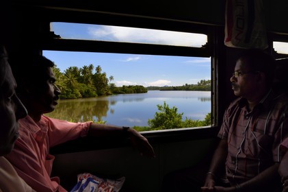 Sri Lanka, Province du Sud, train de Colombo à Galle, passage de la rivière Kosgoda