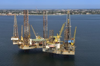 Gabon, Province de Ogooué-Maritime, Port-Gentil, plate-forme pétrolière dans la baie du Cap Lopez (vue aérienne)
