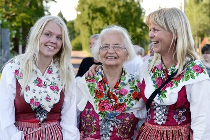 Suède, comté de Dalécarlie, région de Leksand, célébrations du solstice d'été dans le petit hameau de Hjulbäck, trois femmes en costumes traditionnels, grand-mère, mère et fille