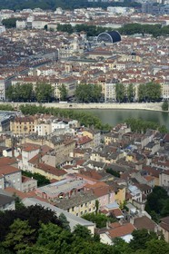 France, Rhône (69), Lyon, site historique classé Patrimoine Mondial de l'UNESCO, le Vieux Lyon en premier plan, la Saône, l'Hôtel de Ville sur la Place des Terreaux et toit noir moderne de l'Opera en arrière plan