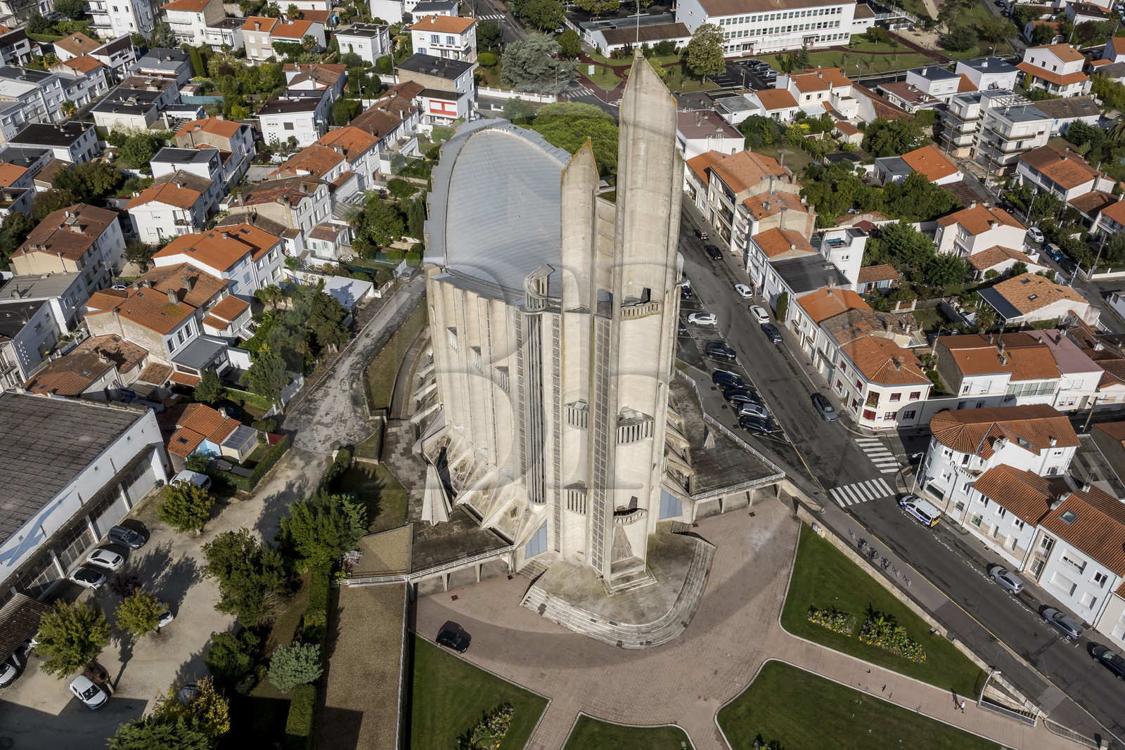 France, Charente-Maritime, Royan, église Notre-Dame de Royan construite de 1955 à 1958 par l'architecte Guillaume Gillet (Grand Prix de Rome) (aerial view)
