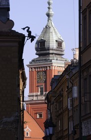 Pologne, Varsovie, une rue de la vieille ville donnant sur la tour du chateau royal
