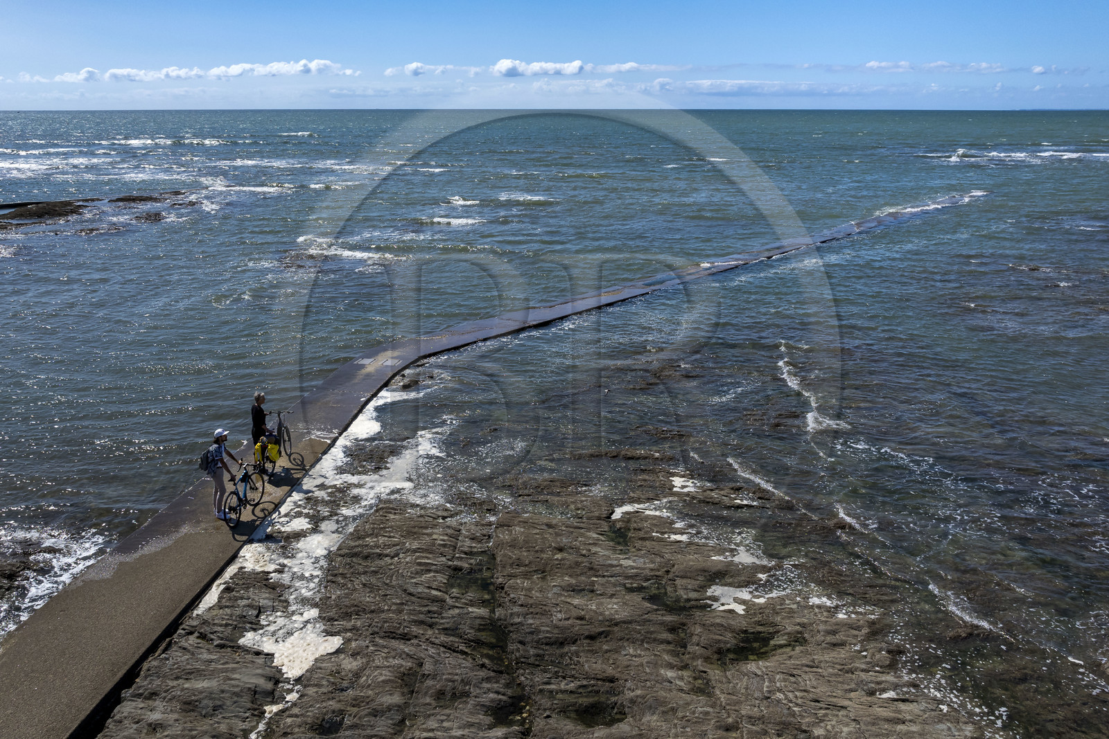 France, Vendée (85), Saint-Hilaire-de-Riez, cyclistes sur une jetée à Sion-sur-Mer située sur la Cote de Lumière (vue aérienne)