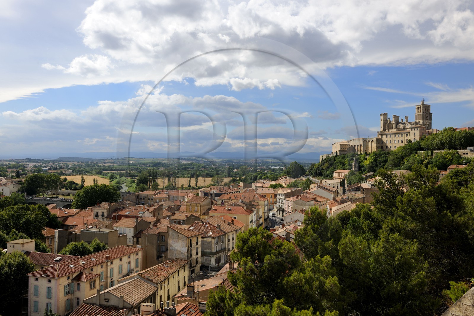 France, Hérault (34), Béziers, la cathédrale Saint-Nazaire et le massif du Caroux au fond