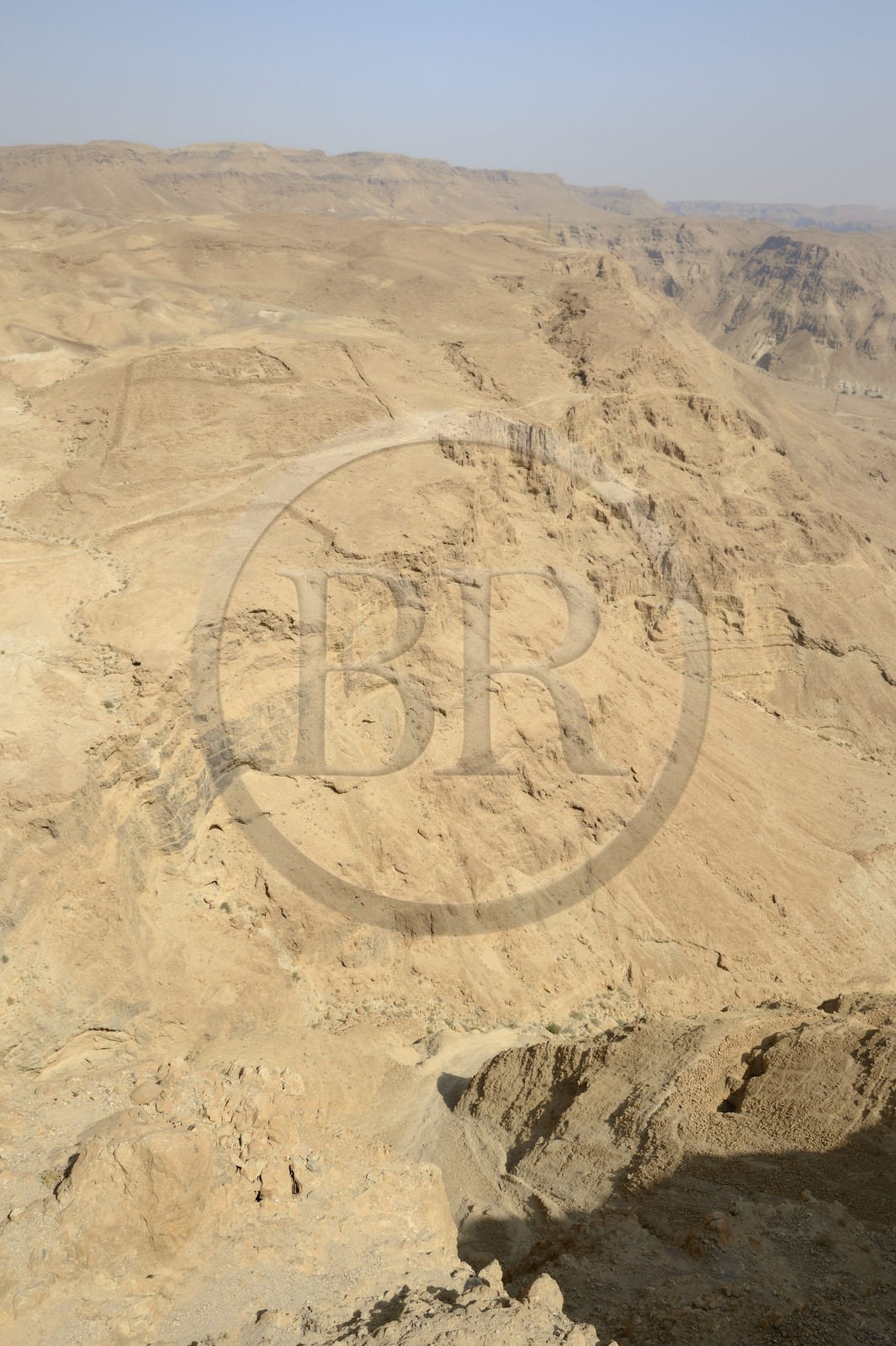 Israel, désert du Neguev, forteresse de Massada, classée Patrimoine Mondial de l'UNESCO, vestiges d'un des camps romains du siège lié à la révolte juive de 70 de l'autre coté de la vallée