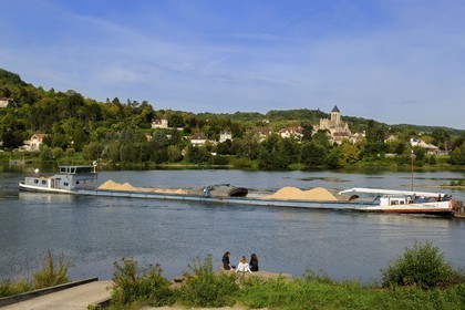 France, Val-d'Oise (95), une péniche remonte la Seine devant le village de Vétheuil et son église Notre Dame peinte par Claude Monet