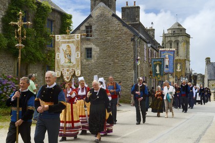 France, Finistère (29), Locronan, labellisé Les Plus Beaux Villages de France, procession de la petite Troménie, en arrière plan l'église Saint Ronan