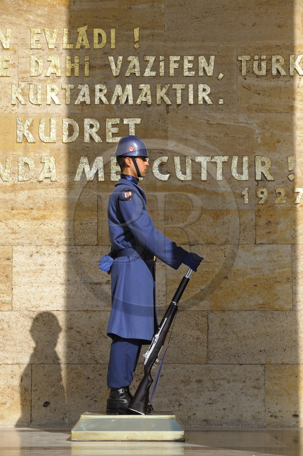 Turkey, Central Anatolia, Ankara, soldier mounting guard in front of the Ataturk Mausoleum