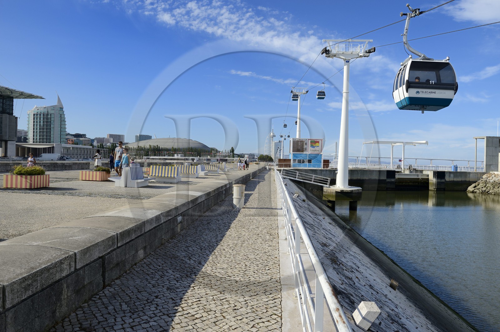 Portugal, Lisbonne, Parque das Nações (Parc des nations) construit pour l'exposition universelle de 1998, le téléphérique qui longe le Tage