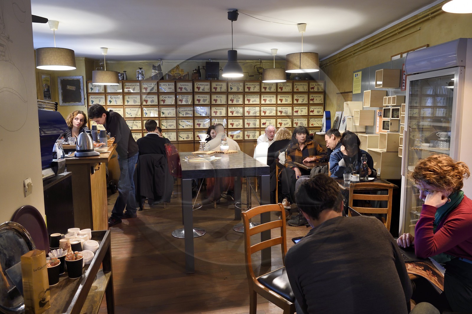 France, Paris (75), la Caféothèque rue de l'Hotel de ville, café mais aussi espace de torréfaction et de vente de café
