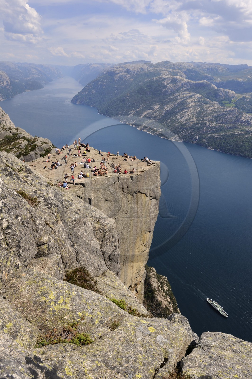 Norvège, Rogaland, le Rocher de La Chaire (Preikestolen) surplombant de 600m le Lysefjord, fjord de Lysebotn