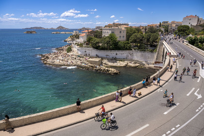 France, Bouches-du-Rhône (13), Marseille, quartier d'Endoume, la plage de roches blanches du Petit Nice allant de l'anse de la Fausse-monnaie à l'anse de Maldormé, le petit fort de l'Ile Degaby et l'Archipel des îles du Frioul avec le Chateau d'If (à droite) en arrière plan, la Corniche du Président John Fitzgerald Kennedy piétonne un dimanche par mois au premier plan