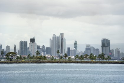 Panama, Panama City, le front de mer et ses gratte-ciels, la chaussée des Iles (Calzada de Amador) en premier plan