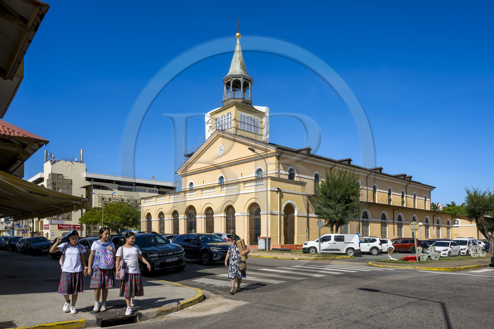 France, Guyane, Cayenne, cathédrale Saint-Sauveur dans la vieille ville, sortie d'école pour trois écolières en uniforme