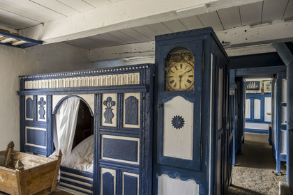 France, Finistère (29), Mer d'Iroise, Ile d'Ouessant, parc naturel régional d'Armorique, Maisons du Niou Huella, écomusée de l'île d'Ouessant présentant deux maisons rurales ouessantines traditionnelles, lit clos