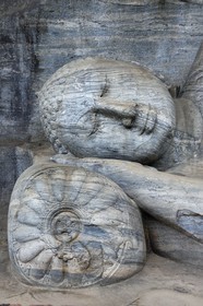 Sri Lanka, province du Centre-Nord, Polonnaruwa, l'ancienne capital du pays (XIe au XIIIe siècle) est classée au Patrimoine Mondial de l'UNESCO, bouddha géant taillé dans la rocher du Gal Vihara, Bouddha couché