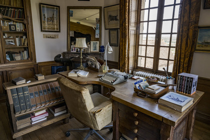 France, Yonne (89), parc naturel régional du Morvan, Vézelay, classé au Patrimoine Mondial de l'UNESCO, labellisé Les Plus Beaux Villages de France, point de départ de l'une des principales voies de pèlerinage de Saint-Jacques-de-Compostelle, le bureau de l'écrivain Jules Roy dans sa maison