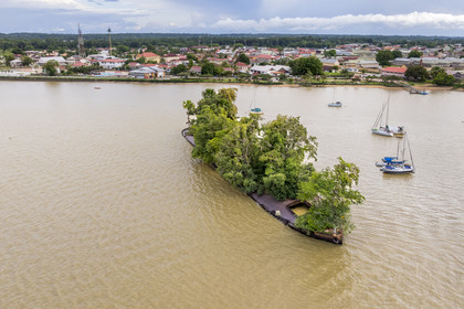 France, Guyane, Saint-Laurent-du-Maroni, l'épave du navire marchand britannique Edith Cavell échoué en 1924 et devenue une île sur le fleuve Maroni (vue aérienne)