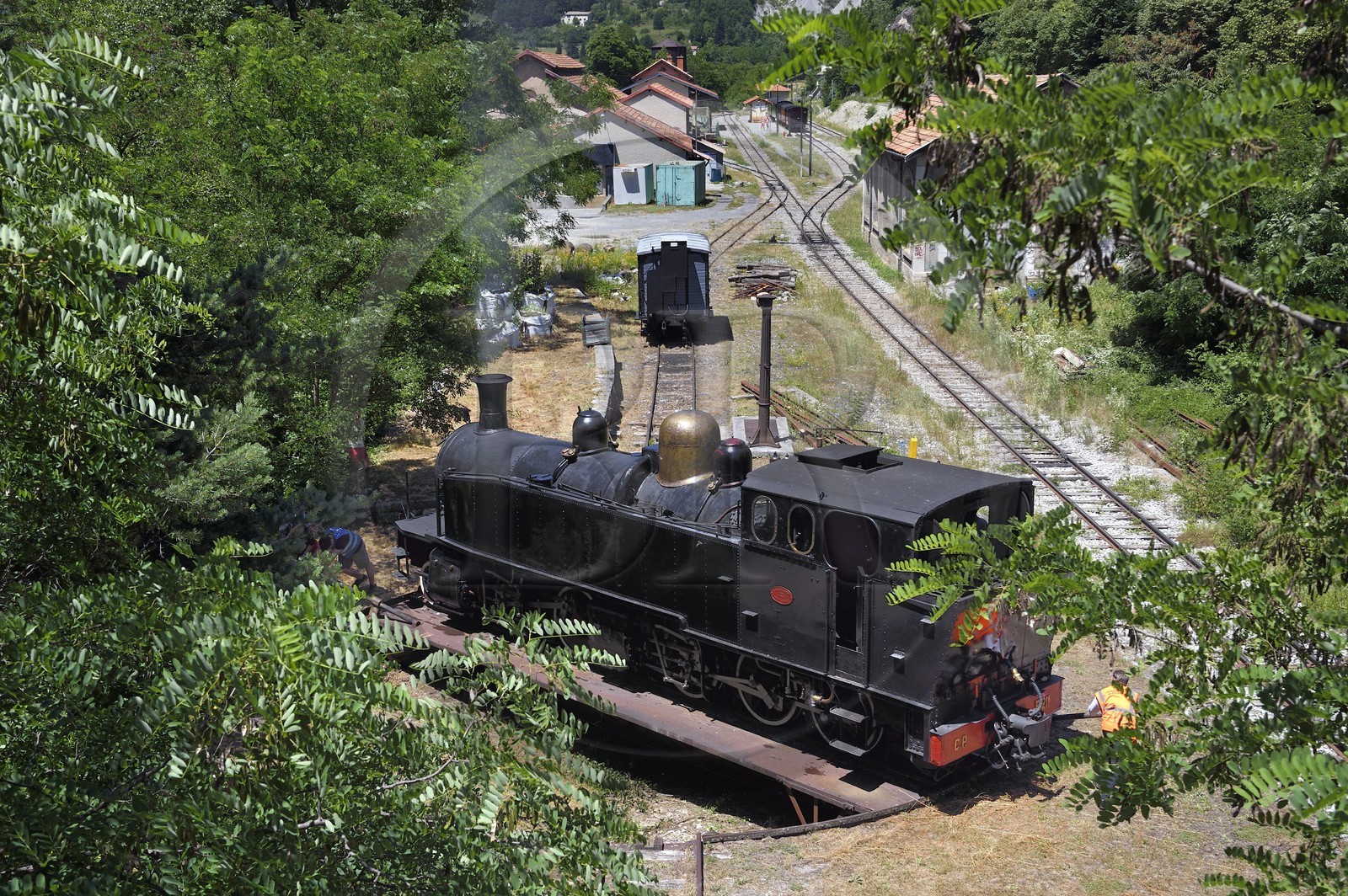 France, Alpes-de-Haute-Provence (04), Annot, le Train des Pignes, manoeuvre de retournement de la locomotive sur le pont tournant