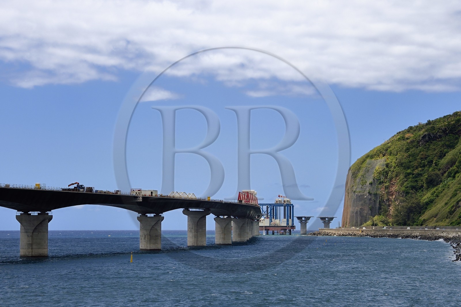 France, Ile de la Reunion, La Possession, chantier de la Nouvelle Route du Littoral (NRL), viaduc maritime long de 5,4 km entre la capitale Saint-Denis et le principal port de commerce à l’Ouest