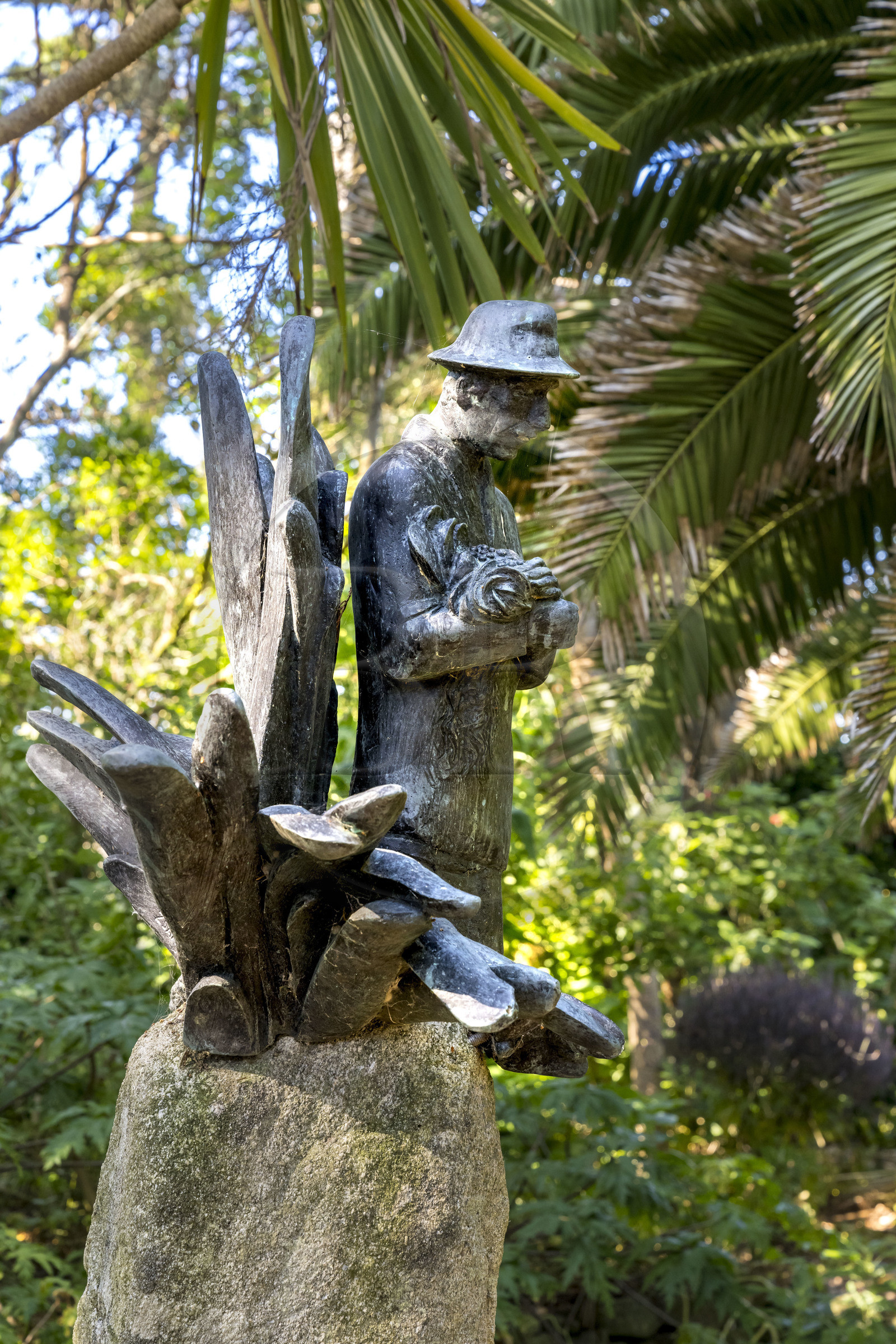 France, Finistère (29), Iles du Ponant, Ile de Batz, jardin Georges Delaselle ou jardin colonial, jardin exotique présentant une collection botanique provenant des cinq continents, sculpture représentant Georges Delaselle sur sa tombe
