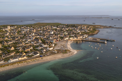 France, Finistère (29), Mer d'Iroise, archipel de Molène, Ile de Molène, le village et le port au petit matin (vue aérienne)