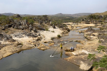 Brésil, Etat du Minas Gerais, ville de Diamantina, garimpero, prospecteur d'or dans une rivière (Route de l'or, Estrada Real)
