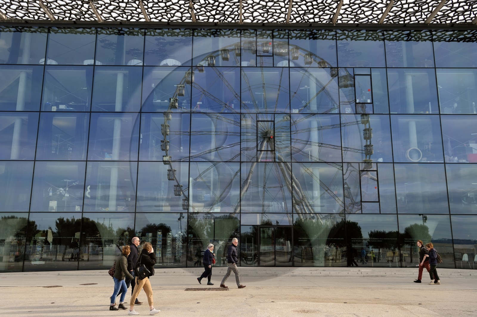 France, Bouches-du-Rhône (13), Marseille, MuCEM (Musée des civilisations de l'Europe et de la Méditerranée) par les architectes Rudy Ricciotti et R. Carta, la grande roue dans le reflet