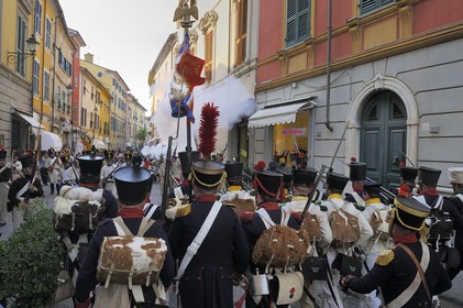 Italie, Ligurie, Sarzana, Napoleon Festival, combats de rue entre des soldat français de la Grande Armée et des soldats autrichiens dans la Via Mazzini rue principale de la vieille ville