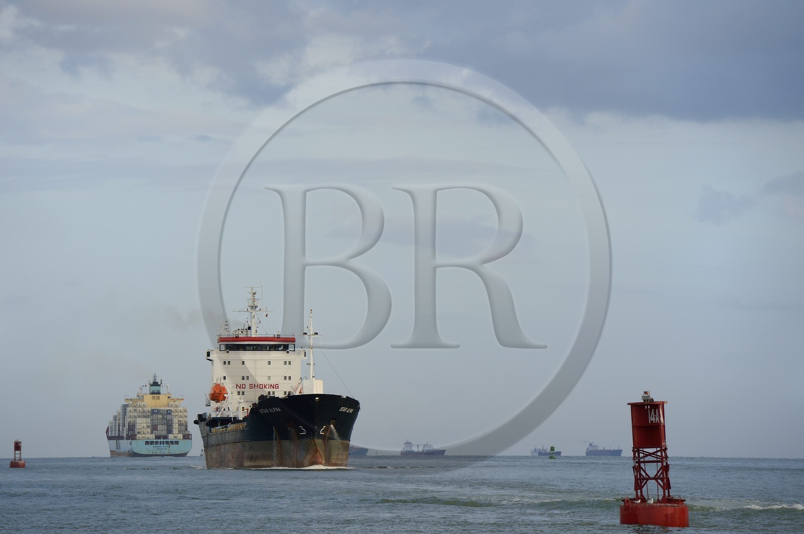 Panama, Panama City, cargo Panamax dans le chenal d'accés au Canal de Panama coté Océan Pacifique