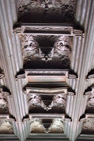 France, Meuse (55), Saint-Mihiel, maison du sculpteur de la Renaissance Ligier Richier, plafond à caissons sculpté en terre cuite moulée au décor géométrique (vers 1540)
