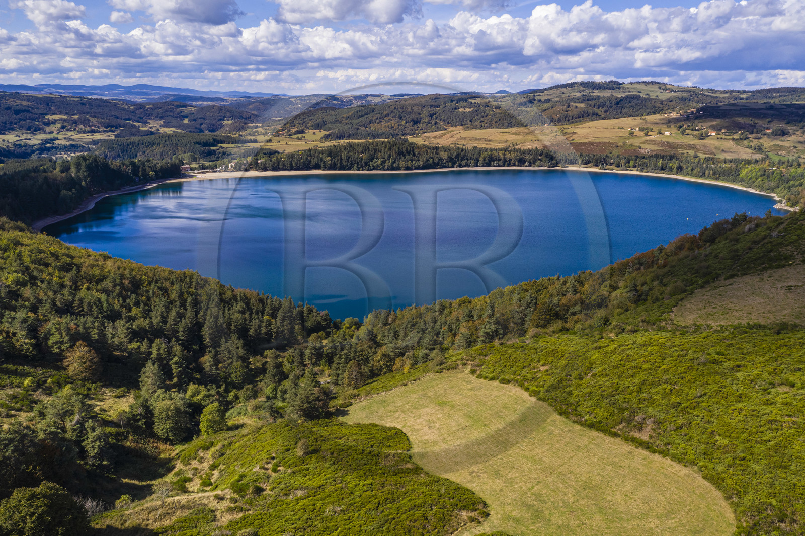 France, Ardèche (07), parc naturel régional des Monts d'Ardèche, massif du Mézenc, Lac d'Issarlès, lac d'origine volcanique de type maar vu depuis le col du Gage (vue aérienne)