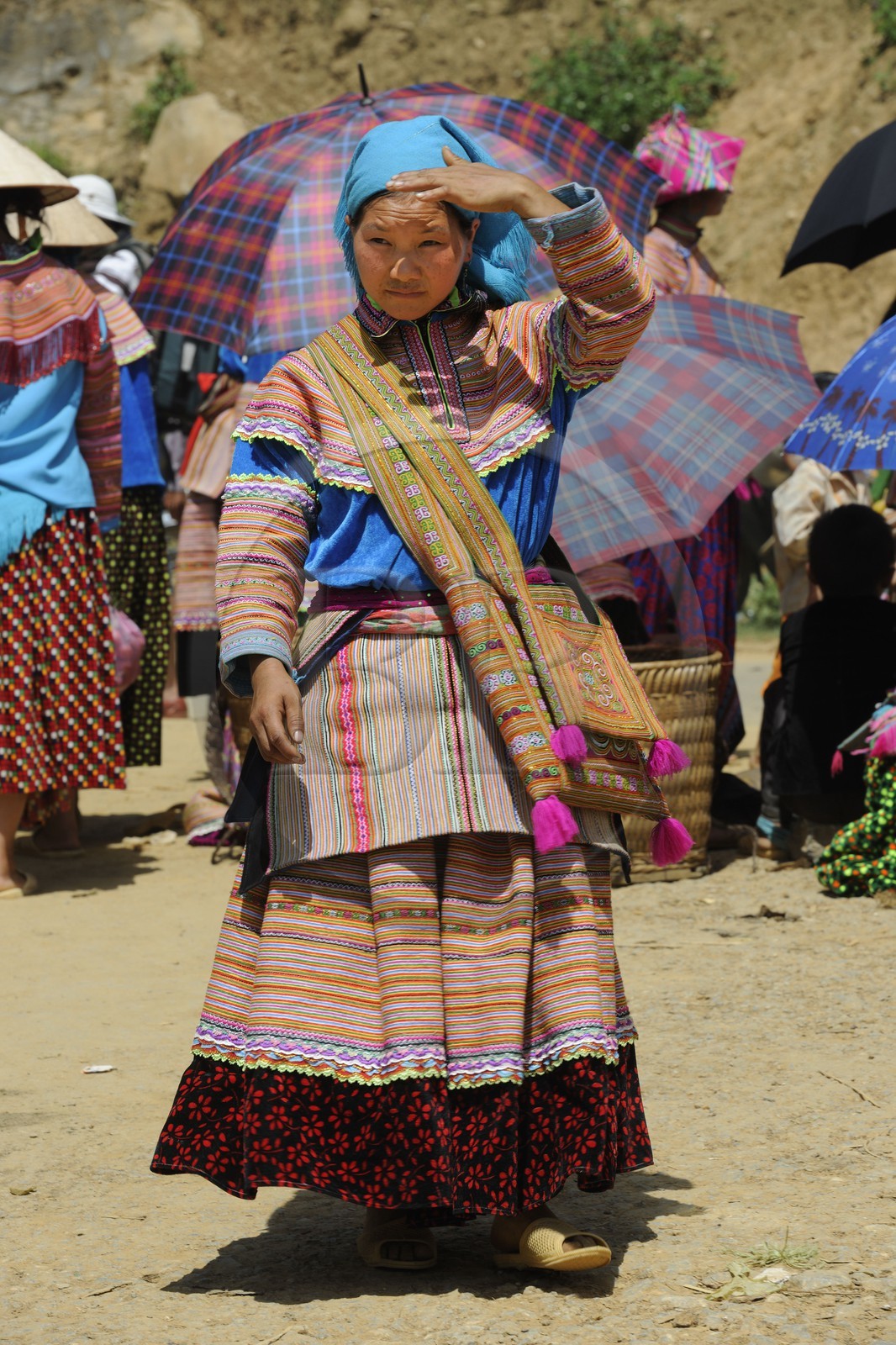 Vietnam, province de Lao Cai, région de Bac Ha, marché de Can Cau, femme de la minorité Hmong Fleur